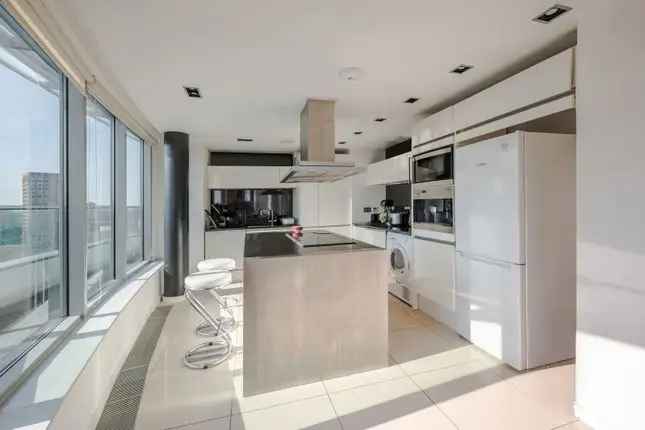 Flat to rent in New Providence Wharf, 1 Fairmont Avenue E14