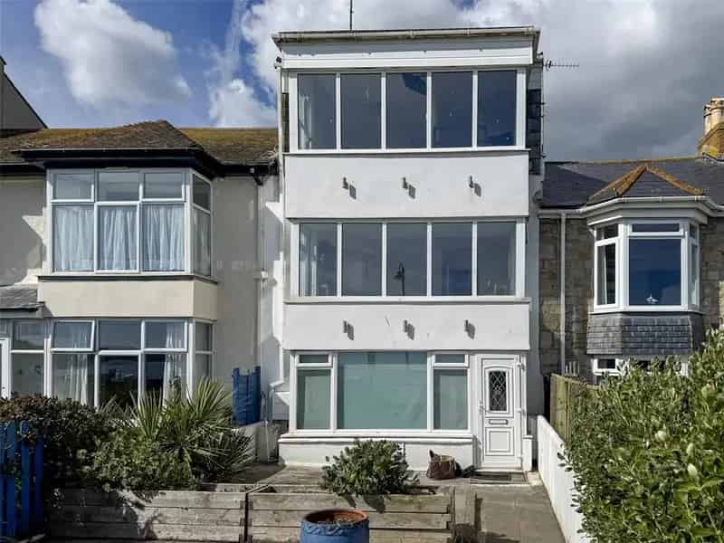 6 Bedroom Teraced House for Sale with Sea Views