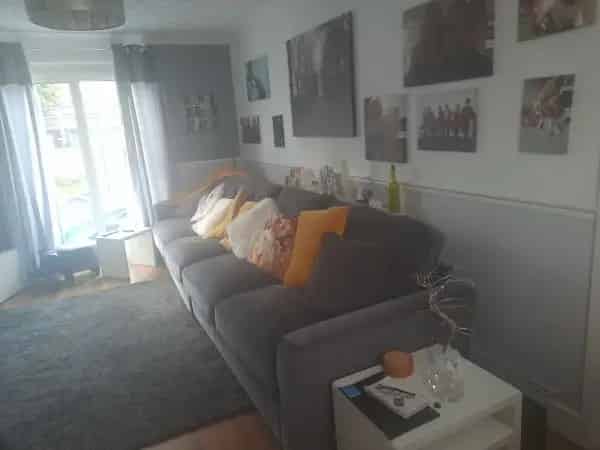 Clean Well Decorated House in Hackbridge Surrey Near Transport and Schools
