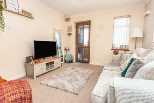 One Bedroom End Terraced House Near M6M5 Motorways