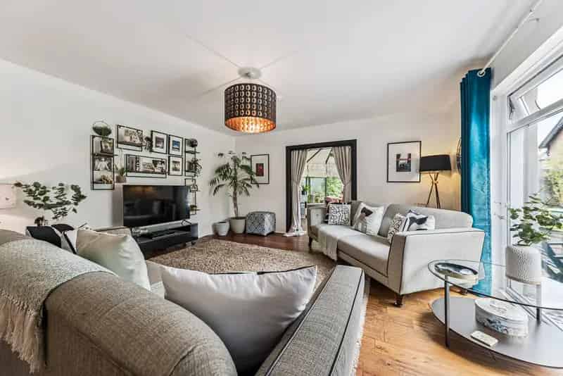 Shawlands Detached Home Two Bedrooms Modern Traditional