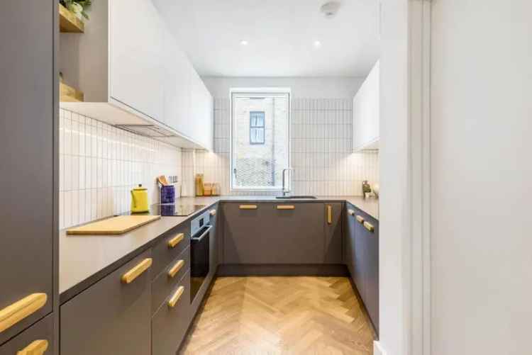 Flat For Sale in London, England