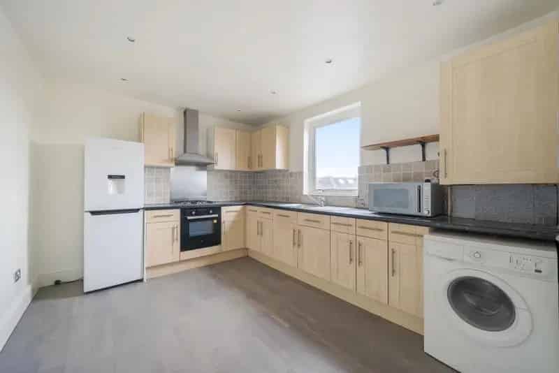 Spacious 2 Double Bedroom Earlsfield Property Near Mainline Station