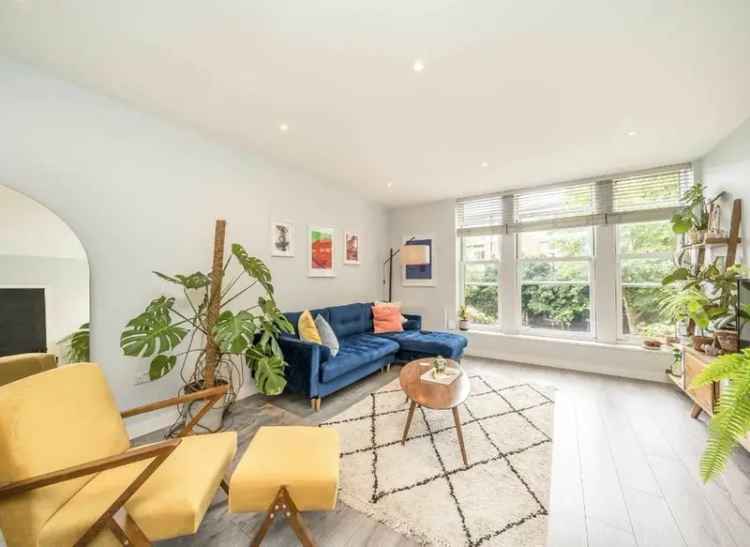 Stunning Two-Bedroom Apartment in East Dulwich with Juliette Balconies