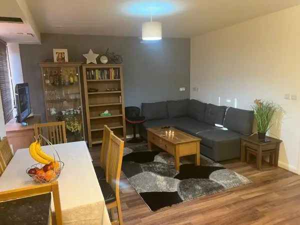 Flat For Rent in Mole Valley, England