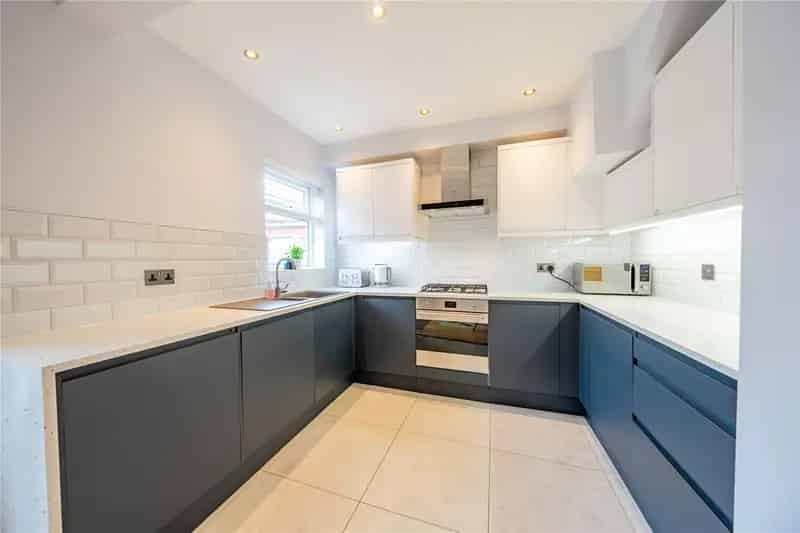 3 Bedroom Modern House with Garden and Garage