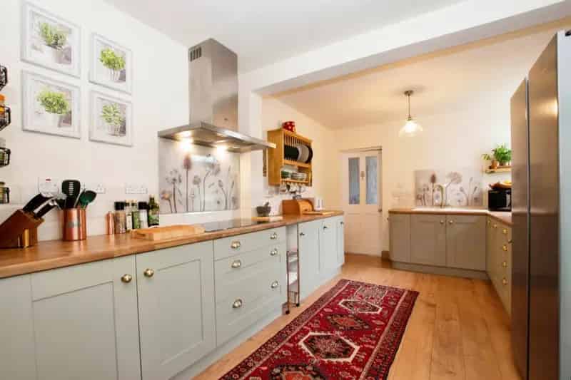 4 Bedroom Family Home with Conservatory and Parking