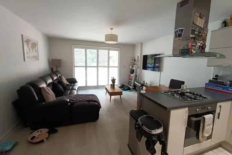 Stunning 2-Double Bed Flat To Let - Modern Amenities & Parking