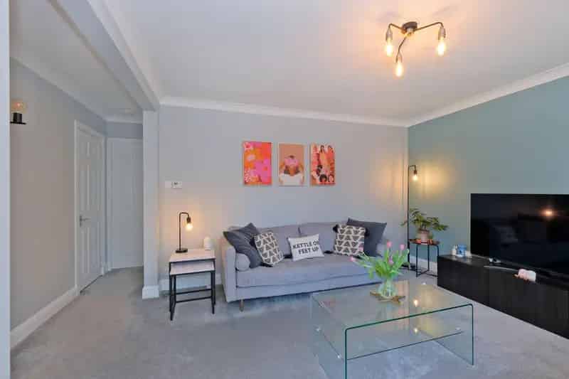 Immaculate 3 Bed Terraced House Dyce Modern Kitchen Parking