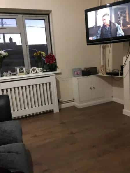 Mid Terrace House Two Car Driveway Large Garden Close to Schools