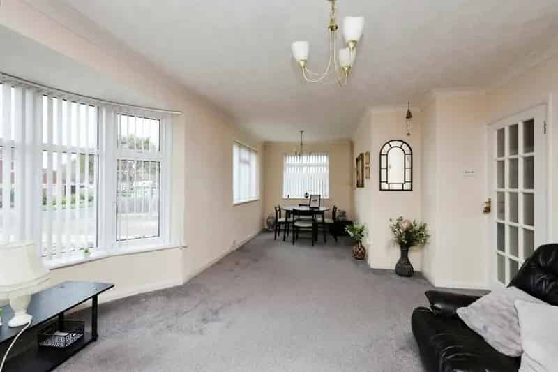 Seaford 4-Bedroom Detached Bungalow Large Garden Garage Near Coast