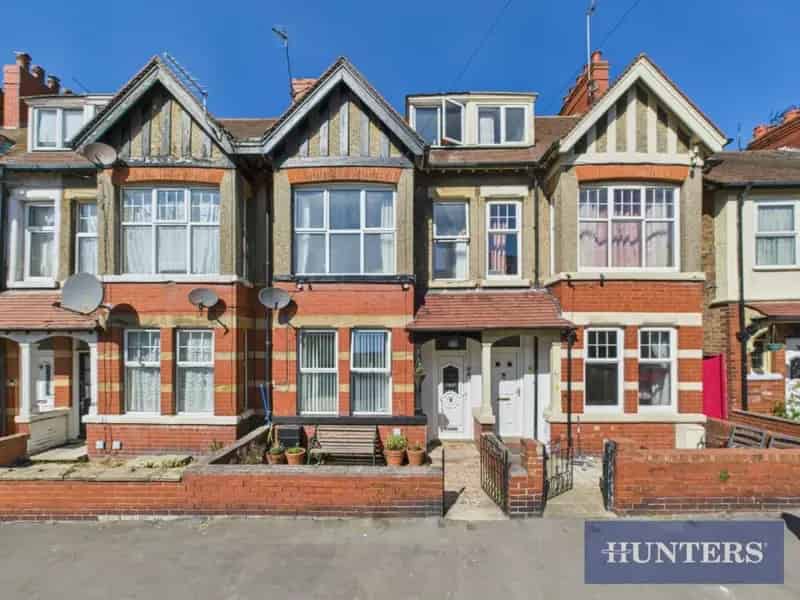 5 Bed Mid Terrace House For Sale Near Beach