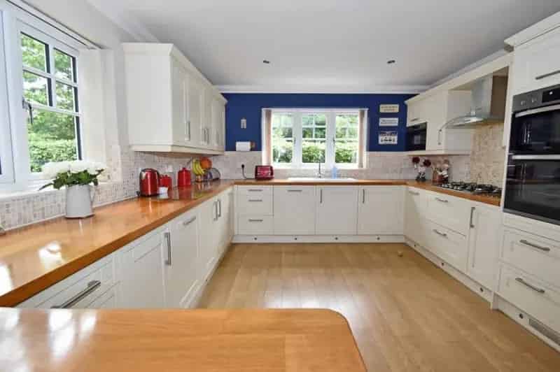 5 Bedroom Detached House For Sale Near Shops and Amenities