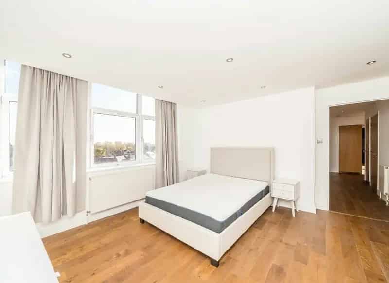 3 Double Bedroom Apartment near Ealing Common Off Street Parking