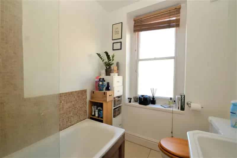 Spacious 2-Bedroom Flat Near Gloucester Road