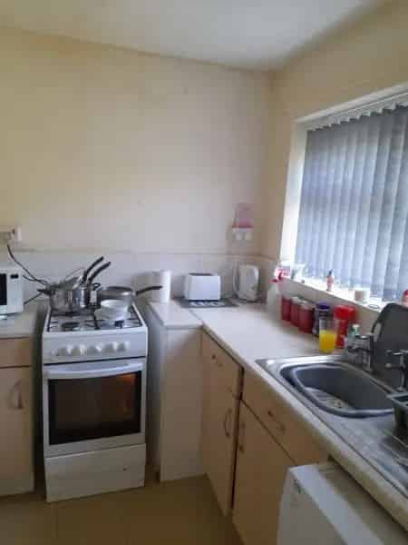 2 Bed Renovated House Near Park Shops Buses