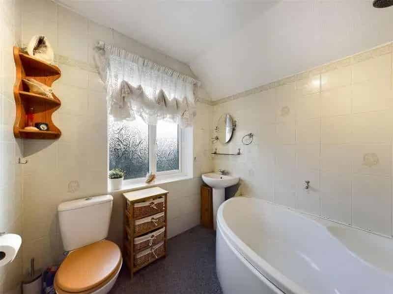 5 Bed Detached House For Sale Large Garden Home Office Near Shops