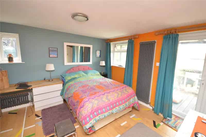Four Bedroom Semi Detached House Near M62 M1 Motorways