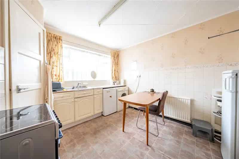 3 Bed Mid Townhouse For Sale - Spacious Family Home