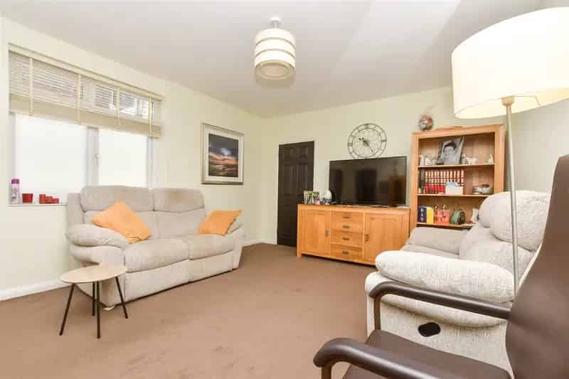 2 Bedroom Maisonette for Sale Near Town Centre