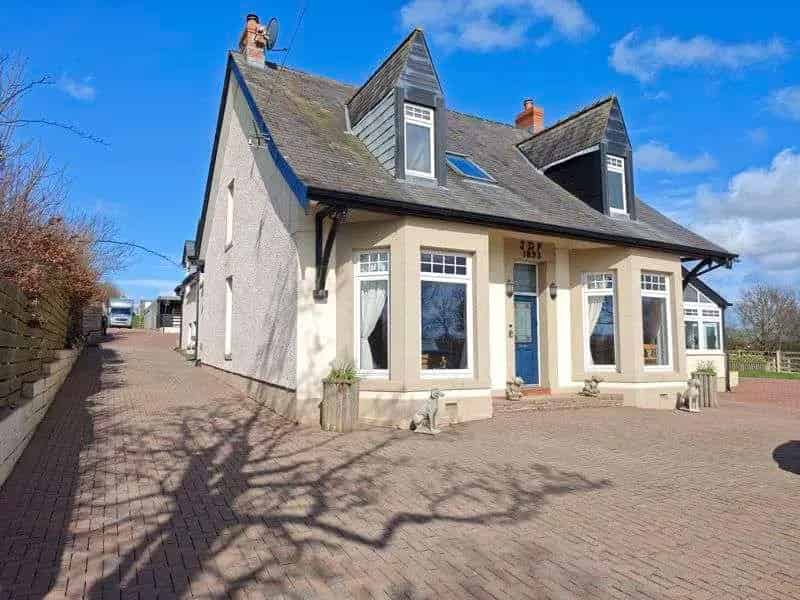 4 Bed Equestrian House with 7 Acres for Sale