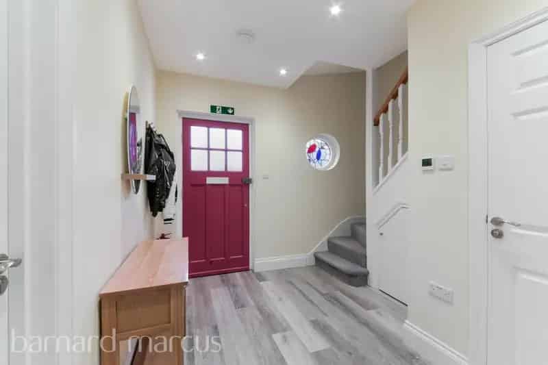 6 Bedroom House with 3 Bathrooms - Newly Renovated