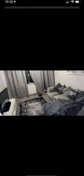 Large 2-Bed Flat with Lift Access Grey Decor