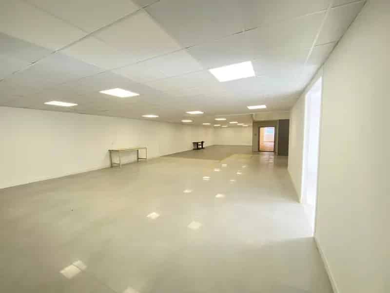Detached Warehouse Showroom Near Elstree Borehamwood Station