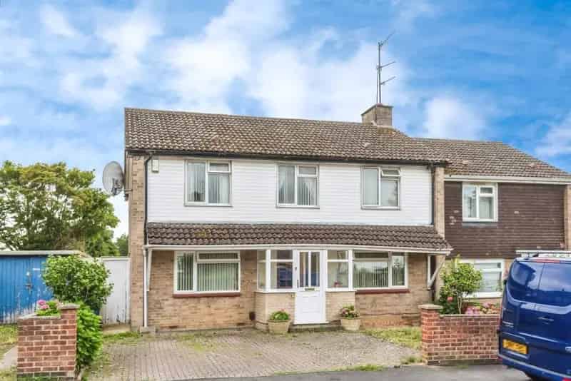 5 Bedroom Semi-Detached Home with Garden Office and Driveway Parking
