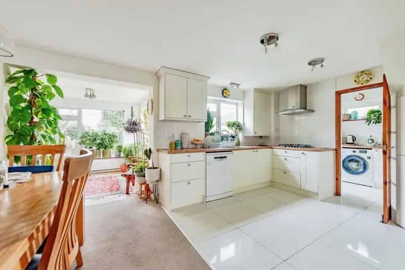 Four Bedroom Semi-Detached House in Tilgate Crawley