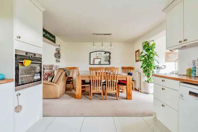 House For Sale in Cook Road, Crawley, England