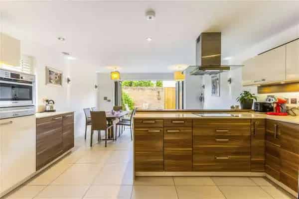 Contemporary 4-Bedroom Townhouse with Private Garden and Roof Terrace