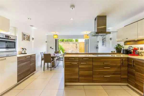 Contemporary 4-Bedroom Townhouse with Private Garden and Roof Terrace