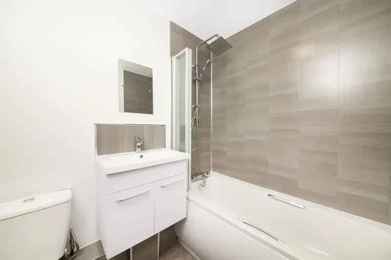 2 Bedroom Flat To Let - Ground Floor Apartment with Garage