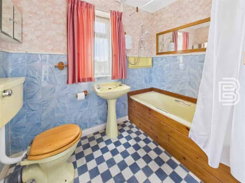 4 bed house for sale