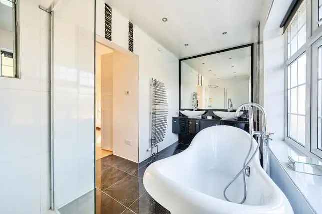 Detached House for Sale in Mill Hill NW7