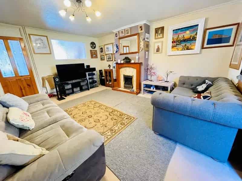 3 Bedroom Terraced House For Sale Near Town Centre