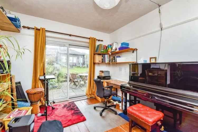 3 Bed House with Large Garden Office Outbuilding Garage and Driveway Parking