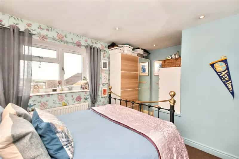 Semi Detached Home with Garage and Garden