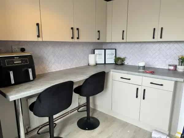 2 Bed House with Double Driveway and Summerhouse