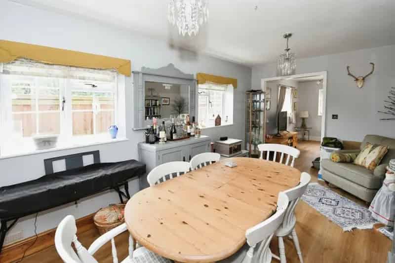 Charming 3 Bed Detached House with Annex and Garden