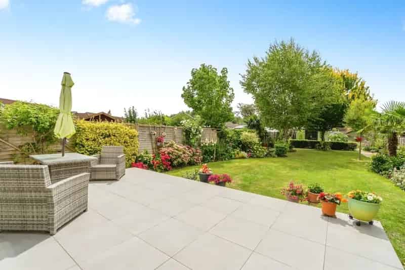 Delightful Bungalow with Open-Plan Living and Garden