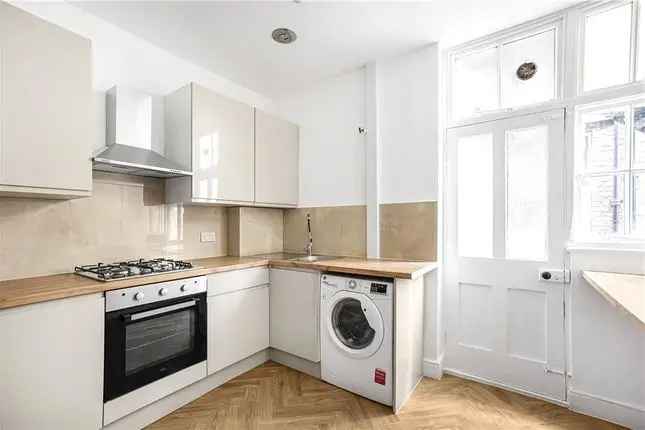 Flat to rent in New Cross Road, London SE14