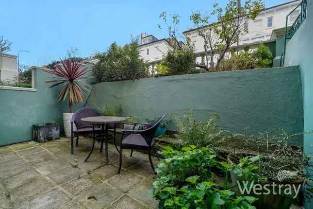 Flat for sale in Belsize Park Gardens, London NW3