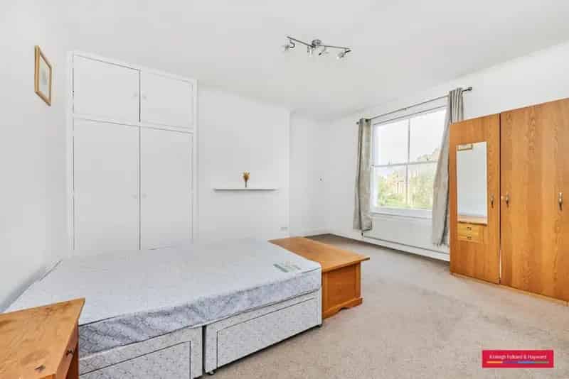 2 Bedroom Apartment Near West Kensington Station