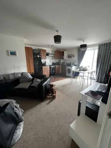Large One Bed Flat Near Transport Links and Amenities