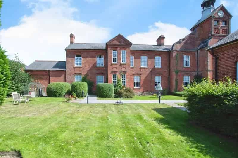 2-Bed Apartment in Restored Grade II Listed Building