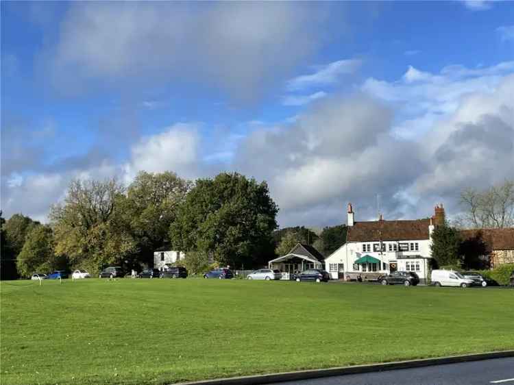 3 Bedroom House in Tilford - Modern End Terrace