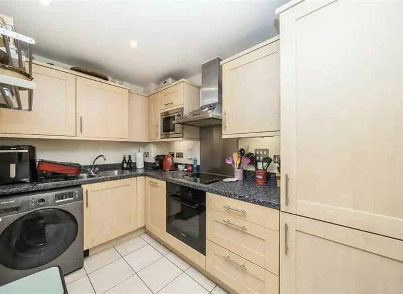 Spacious Apartment near Borough Market with Balcony and Parking