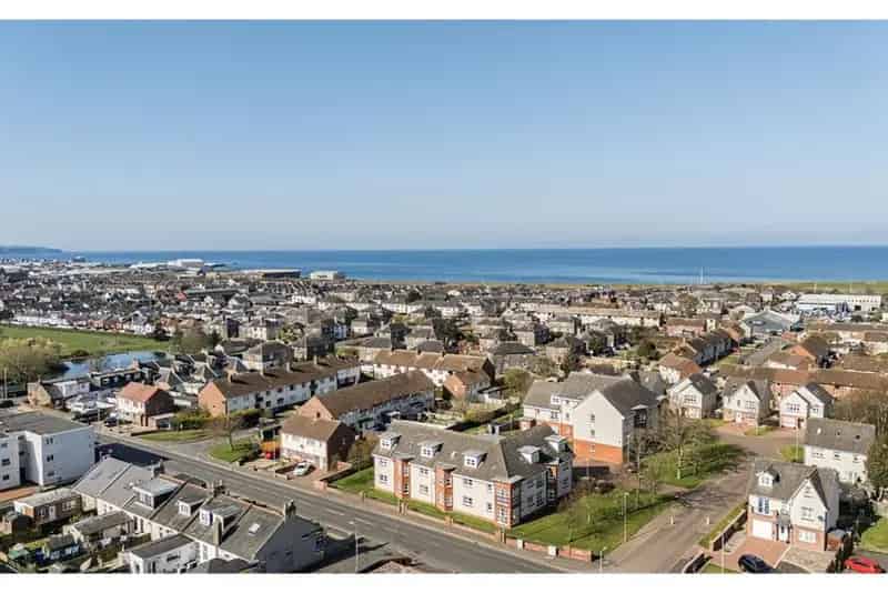 3 Bed Duplex Flat with Private Entrance and Parking